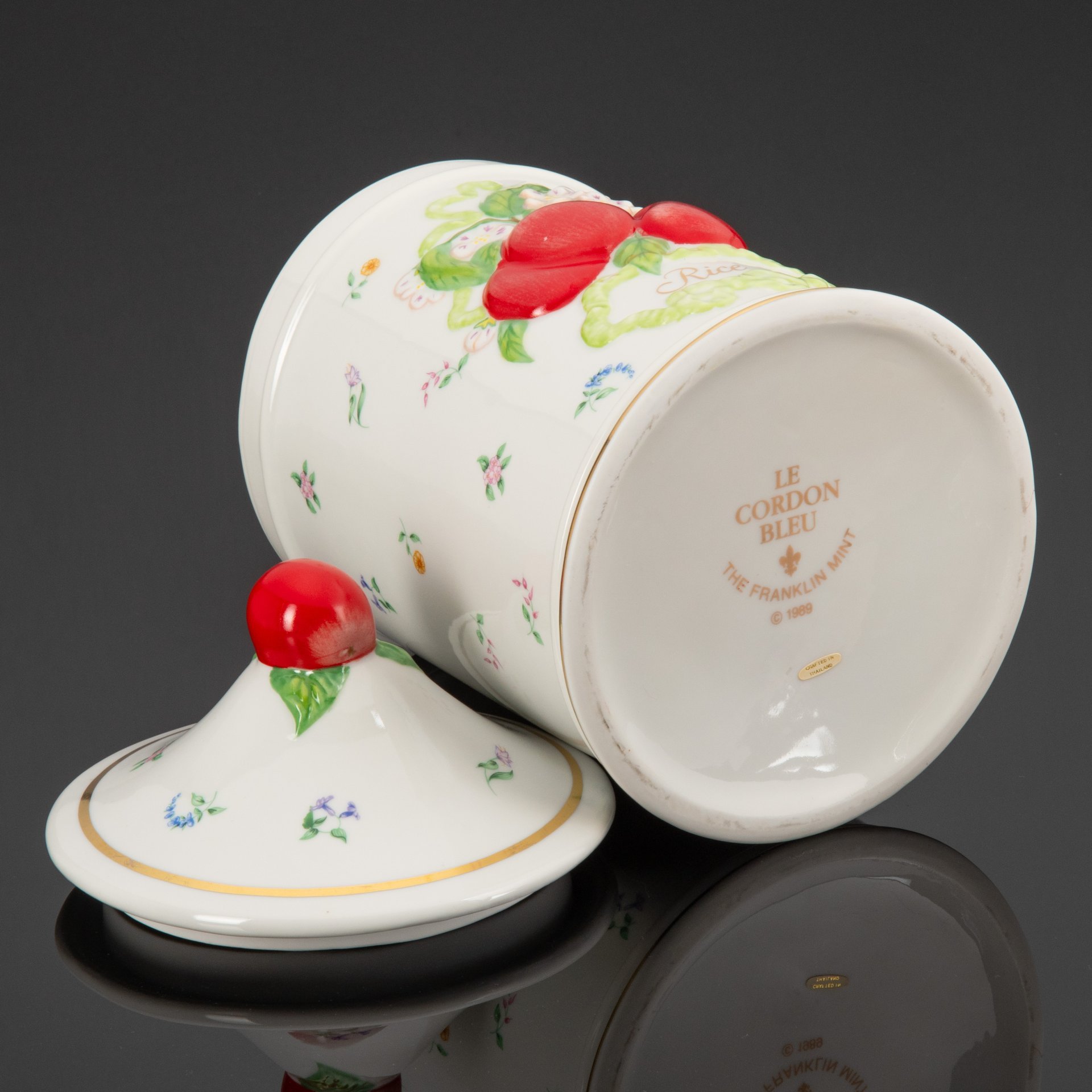 Крупная ёмкость для хранения риса "Rice" с рельефным изображением яблок и цветов из серии "Le cordon blue", мануфактура Franklin Mint (США)