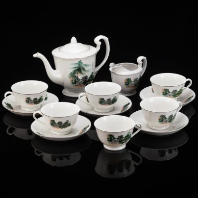 Сервиз чайный на 6 персон, украшенный изображением китайского пейзажа (13 предметов), фарфор, люстр, деколь, Китай, 1960-1980 гг.