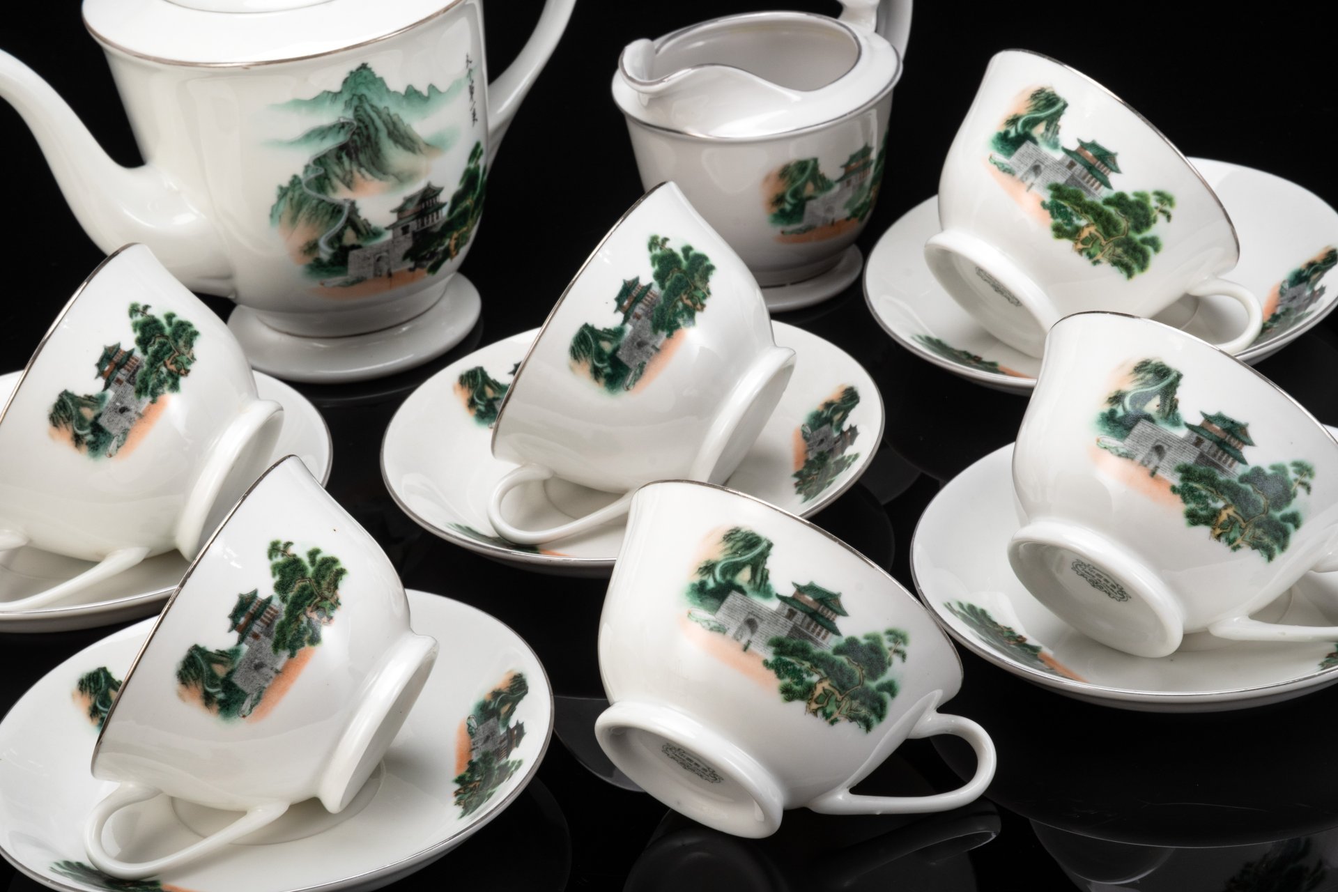 Сервиз чайный на 6 персон, украшенный изображением китайского пейзажа (13 предметов), фарфор, люстр, деколь, Китай, 1960-1980 гг.