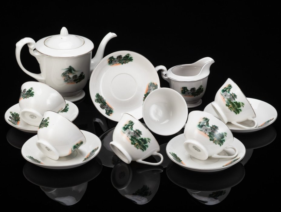 Сервиз чайный на 6 персон, украшенный изображением китайского пейзажа (13 предметов), фарфор, люстр, деколь, Китай, 1960-1980 гг.