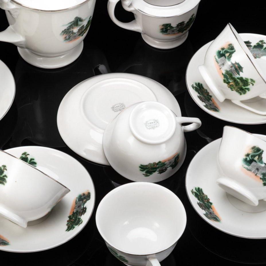 Сервиз чайный на 6 персон, украшенный изображением китайского пейзажа (13 предметов), фарфор, люстр, деколь, Китай, 1960-1980 гг.