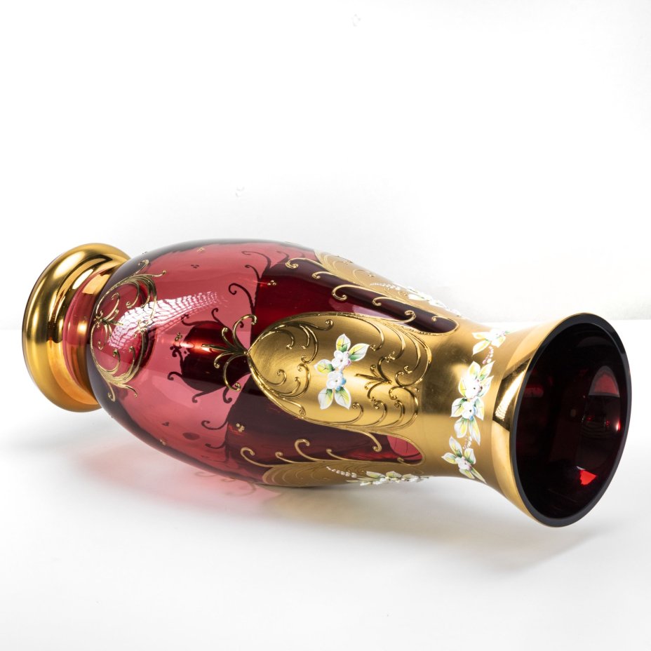 Ваза интерьерная, украшенная лепным цветочным декором, Bohemia Crystal (Bohemia Glass)