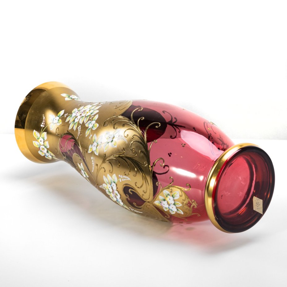 Ваза интерьерная, украшенная лепным цветочным декором, Bohemia Crystal (Bohemia Glass)