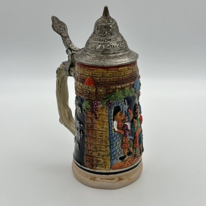 Кружка пивная, украшенная сценой пира