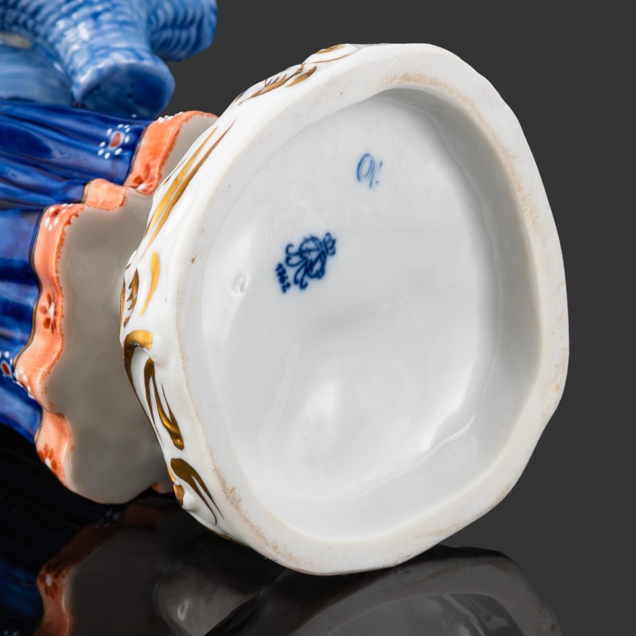 Статуэтка "Дама с корзиной цветов"("Цветочница"), фарфор, роспись, золочение, Unterweissbach Werkstätten (Унтервайсбах), Германия, 1945-1960 гг.