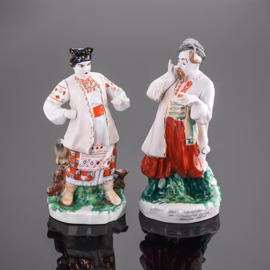 Статуэтка (скульптурная композиция)  " Одарка и Карась",  автор В. И. Щербина, Киевский экспериментальный керамико-художественный завод (КЭКХЗ)