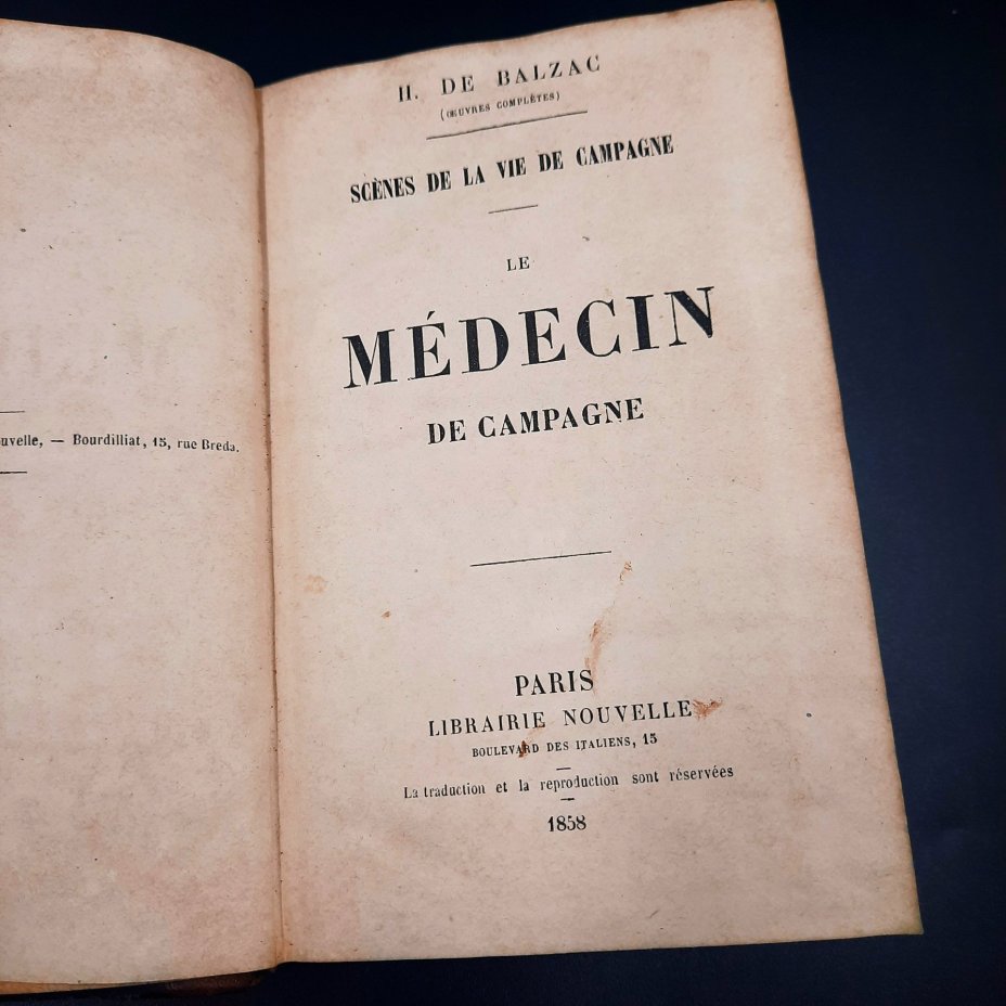 Книга "Le médecin de campagne" ("Сельский врач"), автор Оноре де Бальзак, бумага, печать, кожаный корешок