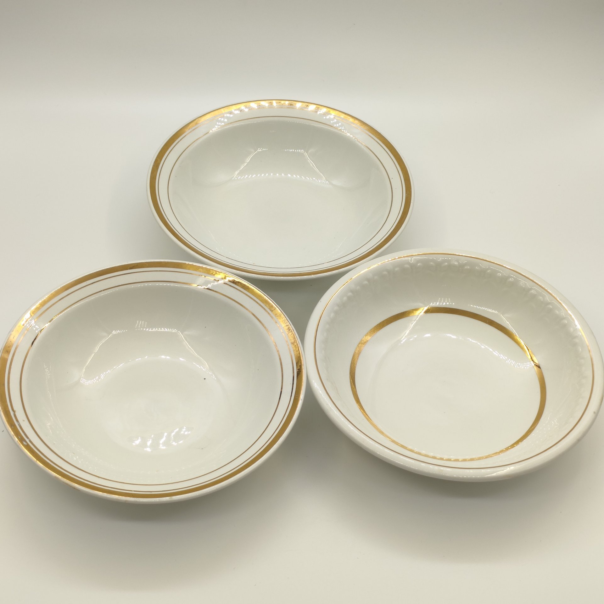 Набор из 3-х суповых тарелок (салатников) с рельефным декором (в подборе), фаянс, золочение, Конаковский фаянсовый завод им. М.И. Калинина (ЗиК Конаково), СССР, 1974-1991 гг.