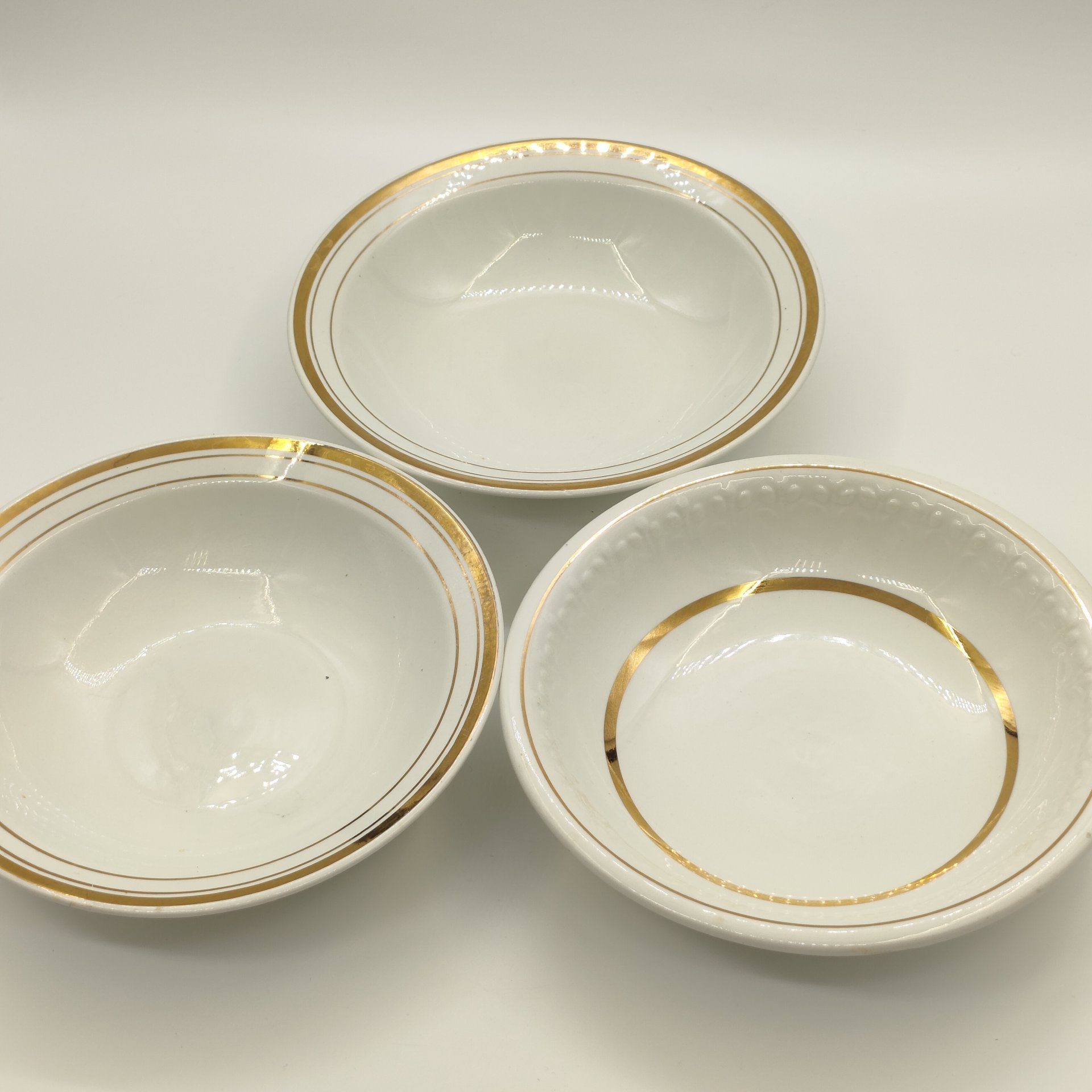Набор из 3-х суповых тарелок (салатников) с рельефным декором (в подборе), фаянс, золочение, Конаковский фаянсовый завод им. М.И. Калинина (ЗиК Конаково), СССР, 1974-1991 гг.