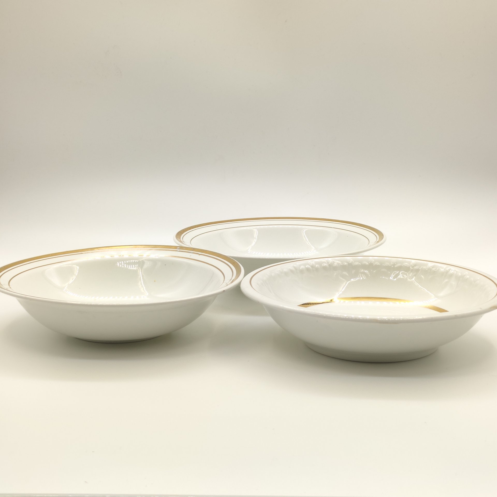 Набор из 3-х суповых тарелок (салатников) с рельефным декором (в подборе), фаянс, золочение, Конаковский фаянсовый завод им. М.И. Калинина (ЗиК Конаково), СССР, 1974-1991 гг.