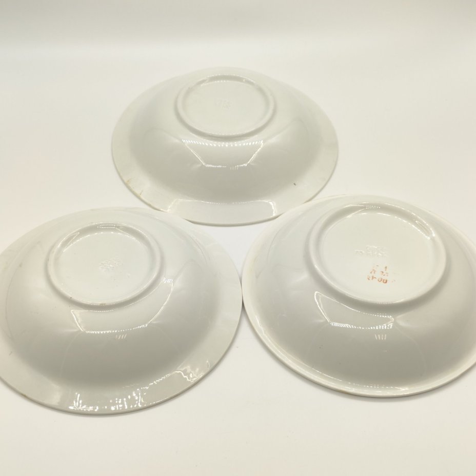 Набор из 3-х суповых тарелок (салатников) с рельефным декором (в подборе), фаянс, золочение, Конаковский фаянсовый завод им. М.И. Калинина (ЗиК Конаково), СССР, 1974-1991 гг.