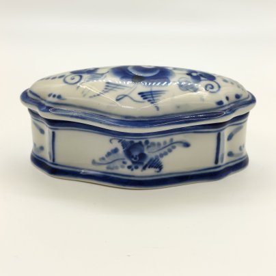 Шкатулка с флоральным декором, фарфор, роспись, Объединение «Гжель», Российская Федерация, 1991-2015 гг.