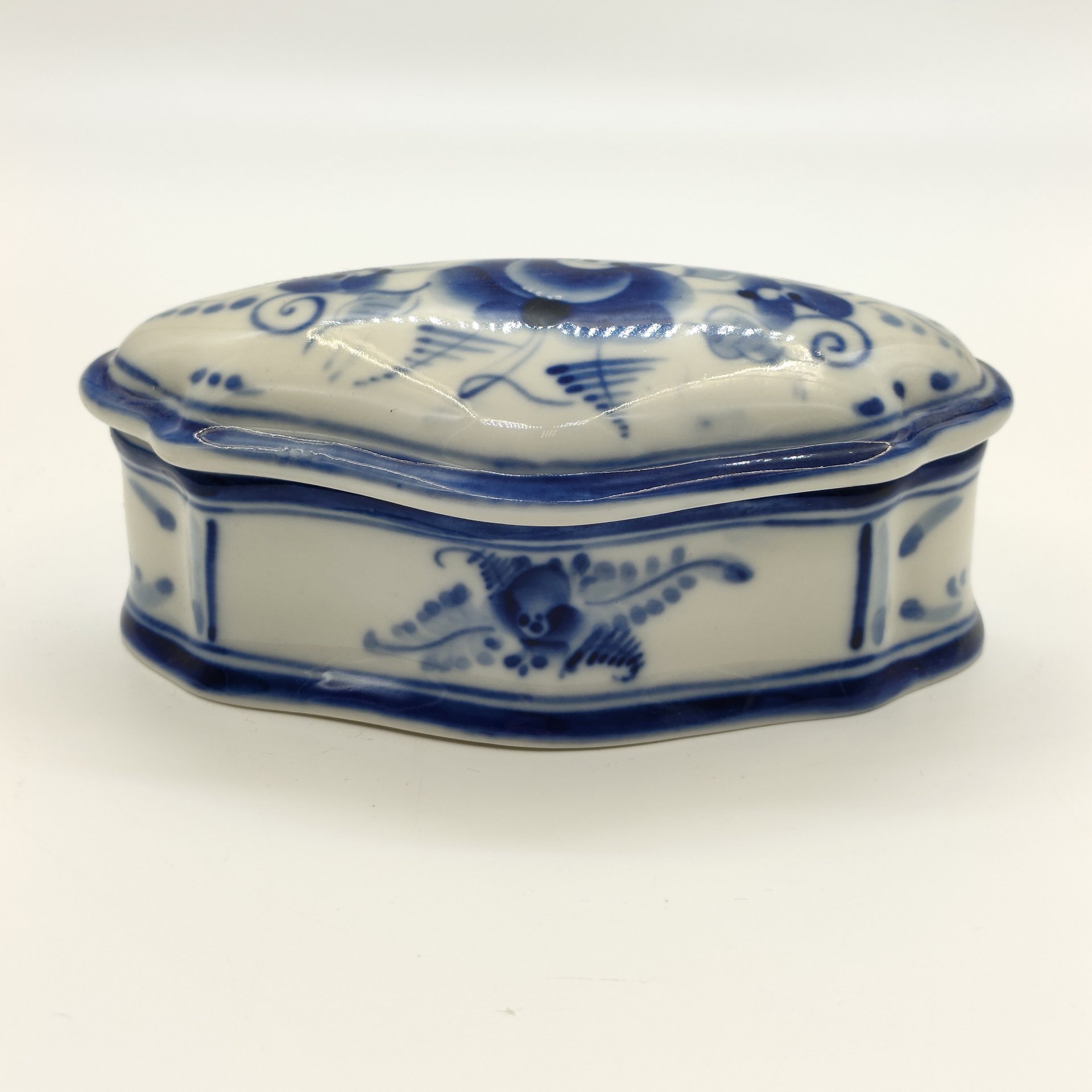 Шкатулка с флоральным декором, фарфор, роспись, Объединение «Гжель», Российская Федерация, 1991-2015 гг.