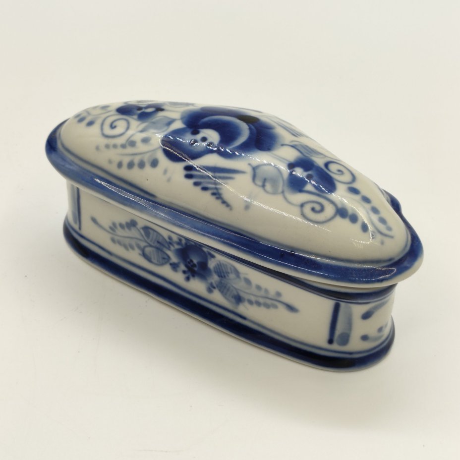 Шкатулка с флоральным декором, фарфор, роспись, Объединение «Гжель», Российская Федерация, 1991-2015 гг.