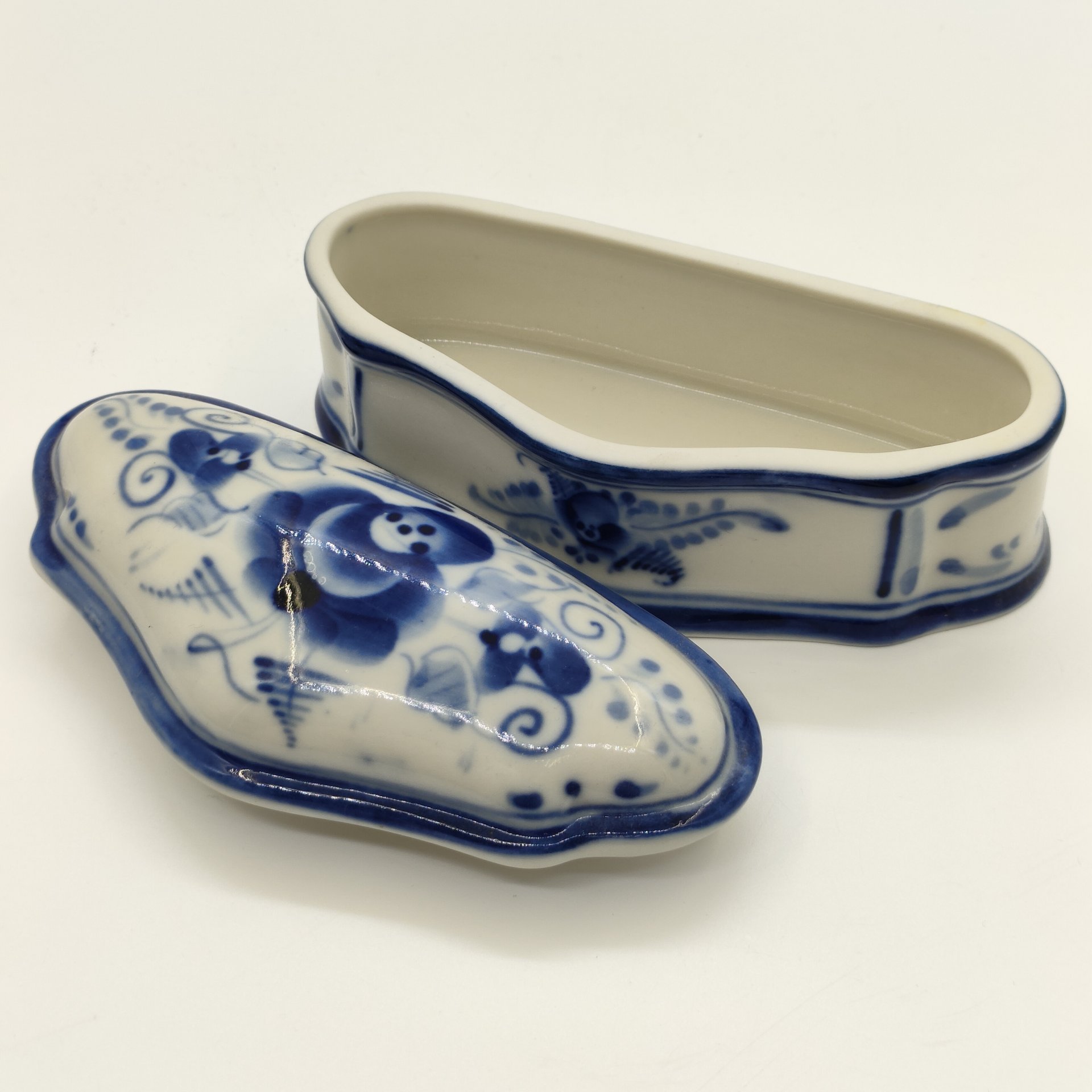 Шкатулка с флоральным декором, фарфор, роспись, Объединение «Гжель», Российская Федерация, 1991-2015 гг.