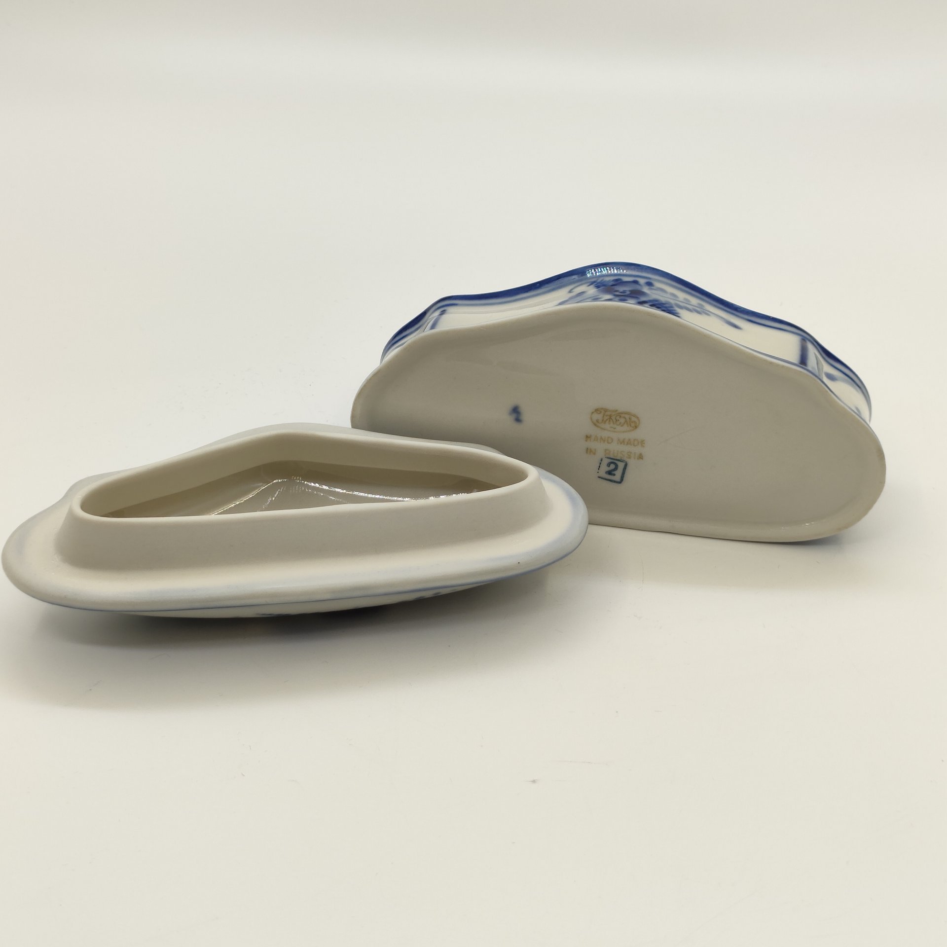 Шкатулка с флоральным декором, фарфор, роспись, Объединение «Гжель», Российская Федерация, 1991-2015 гг.