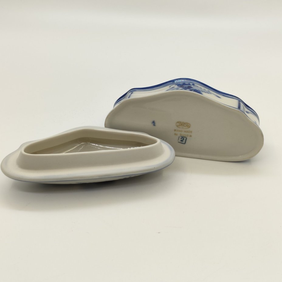 Шкатулка с флоральным декором, фарфор, роспись, Объединение «Гжель», Российская Федерация, 1991-2015 гг.