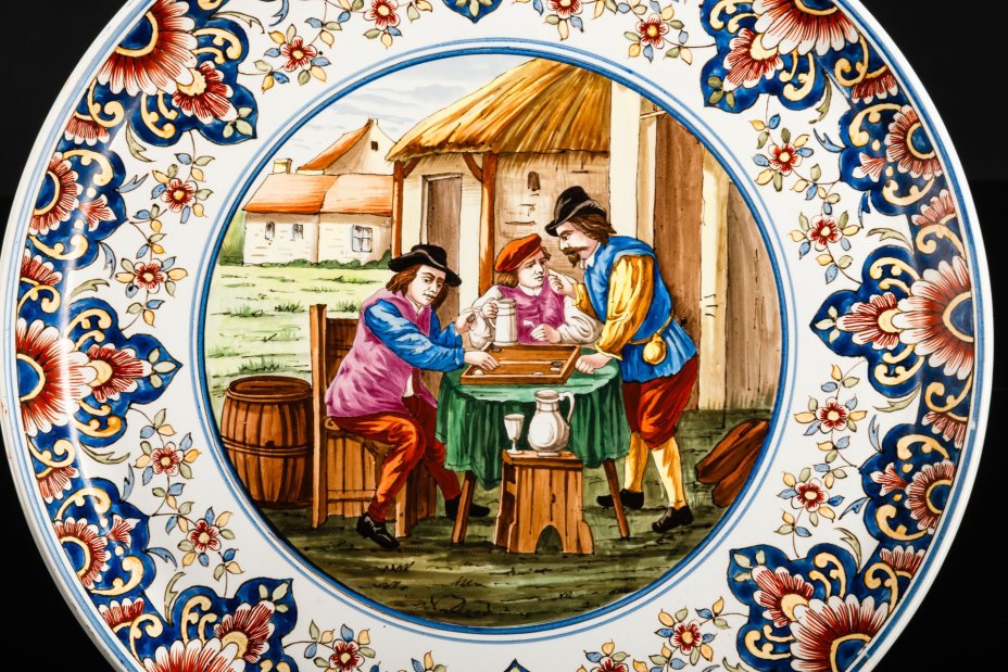 Блюдо декоративное с изображением сцены на рынке, Creil and Montereau Barluet and Co