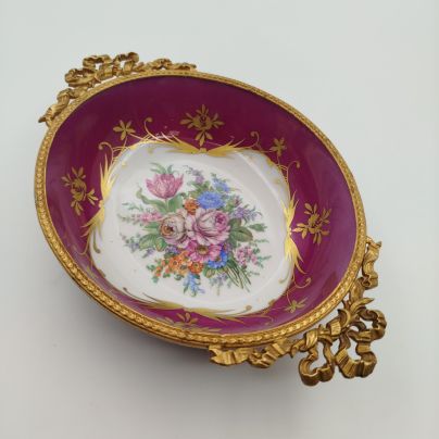 Конфетница (лоток для мелочей, для украшений) с букетом садовых цветов и бортом, декорированным бантами, фарфор, латунь, деколь с прорисовкой, золочение, Франция, 1920-1950 гг.