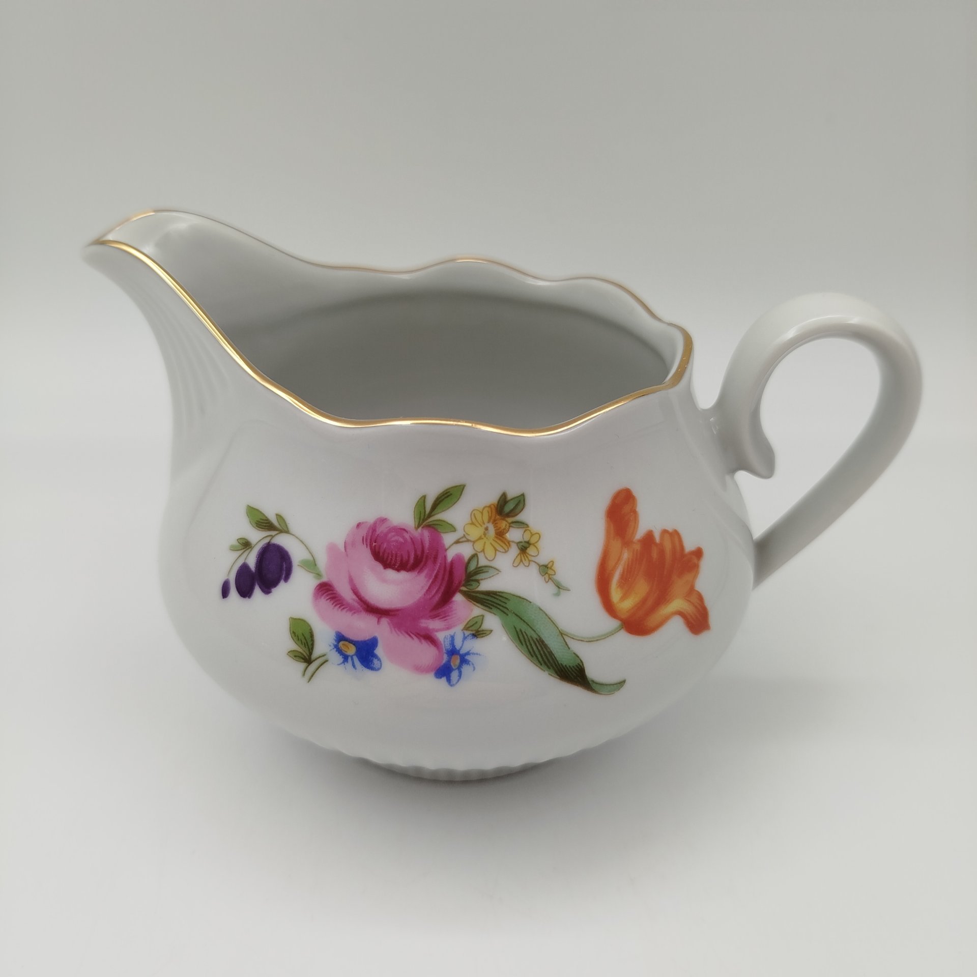 Молочник с цветочным декором, фарфор, деколь, золочение, Graf Von Henneberg Porzellan, 1777 Jlmenau, Германия, 1973-1990 гг.