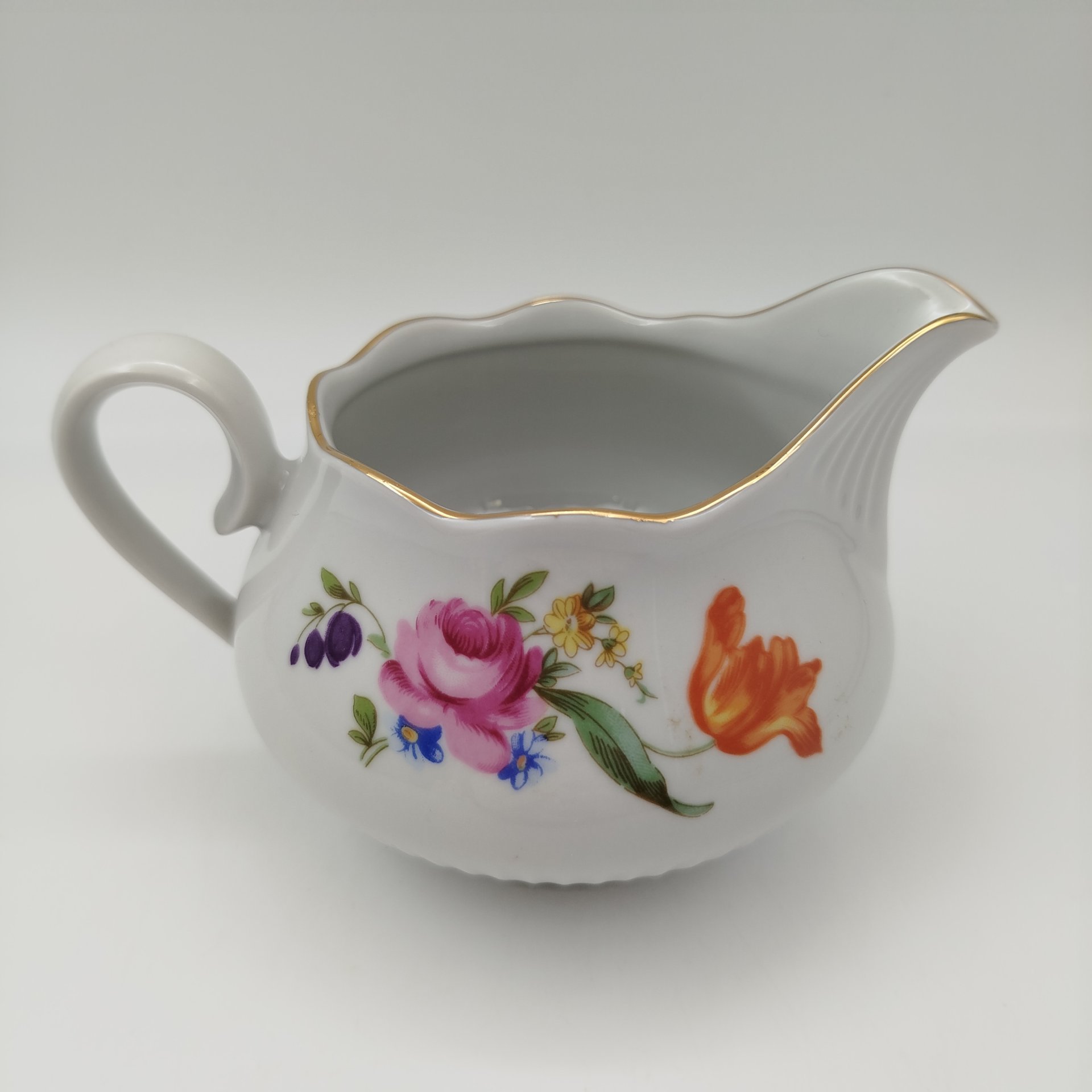 Молочник с цветочным декором, фарфор, деколь, золочение, Graf Von Henneberg Porzellan, 1777 Jlmenau, Германия, 1973-1990 гг., Graf Von Henneberg Porzellan