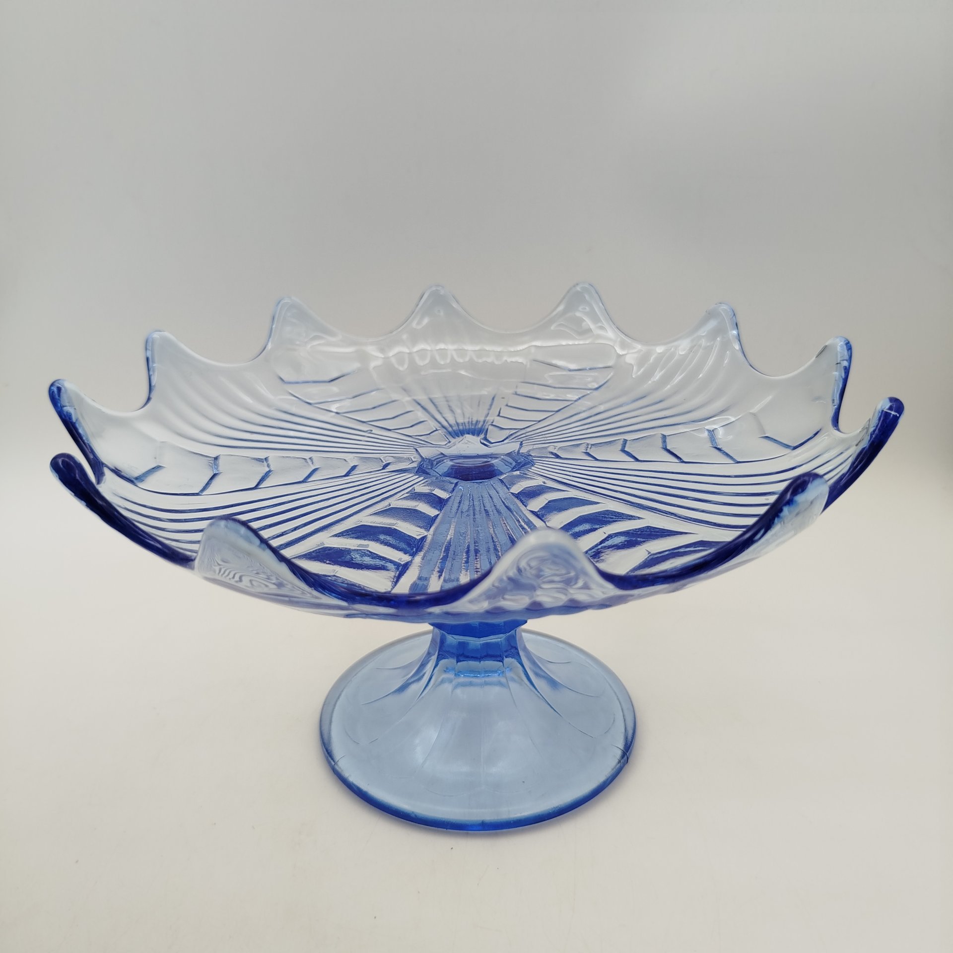 Фруктовница синего цвета с фигурным бортом, стекло, СССР, 1950-1980 гг.