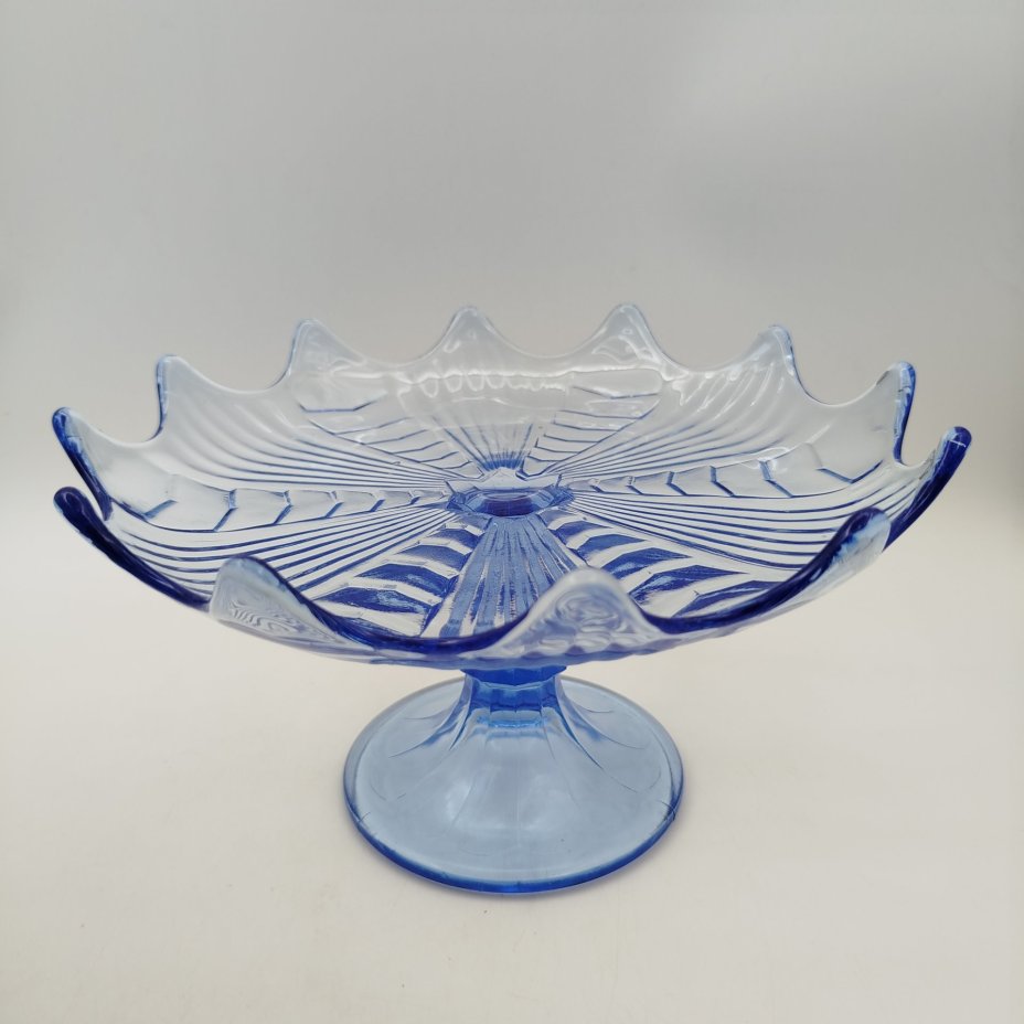 Фруктовница синего цвета с фигурным бортом, стекло, СССР, 1950-1980 гг.