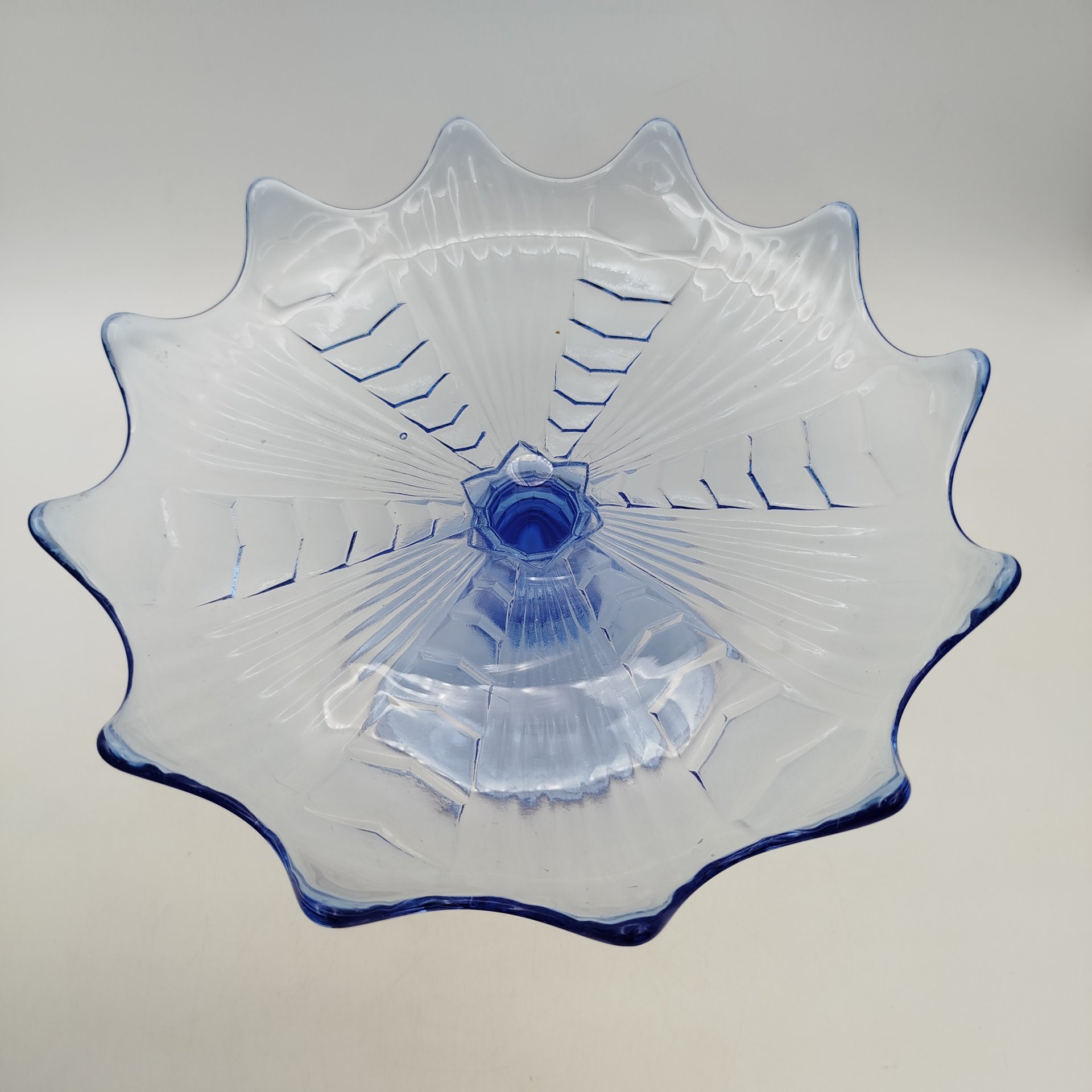 Фруктовница синего цвета с фигурным бортом, стекло, СССР, 1950-1980 гг.