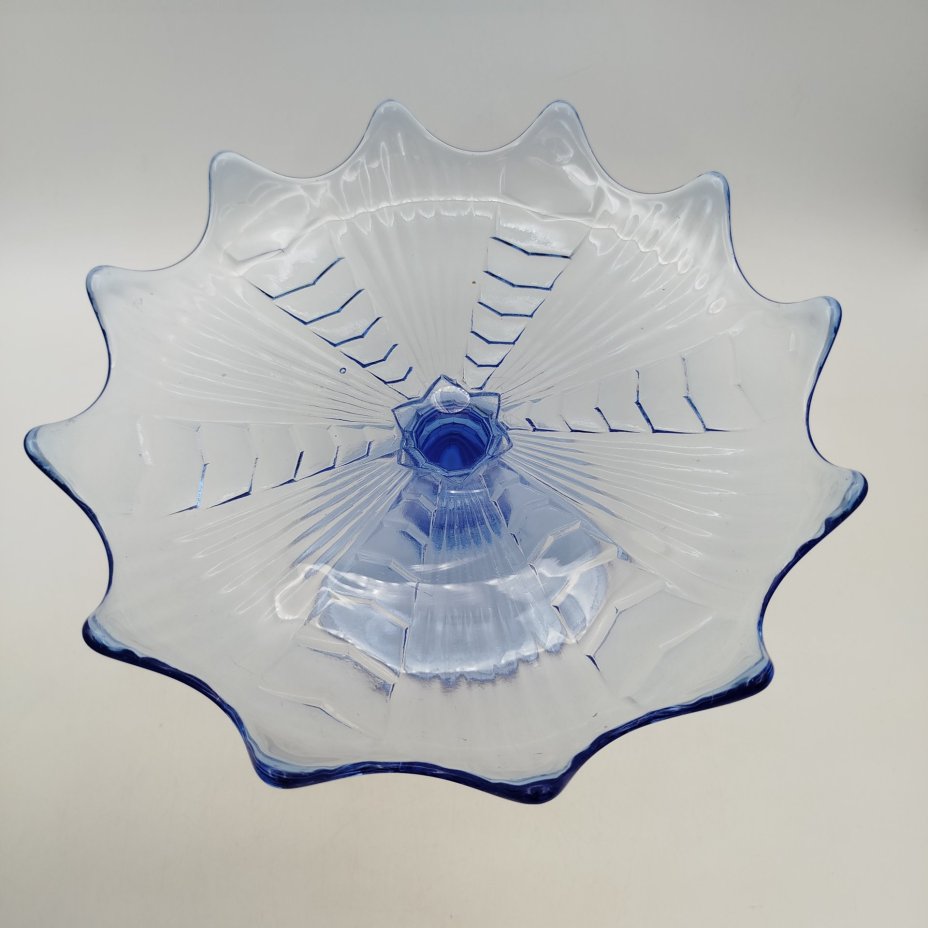 Фруктовница синего цвета с фигурным бортом, стекло, СССР, 1950-1980 гг.