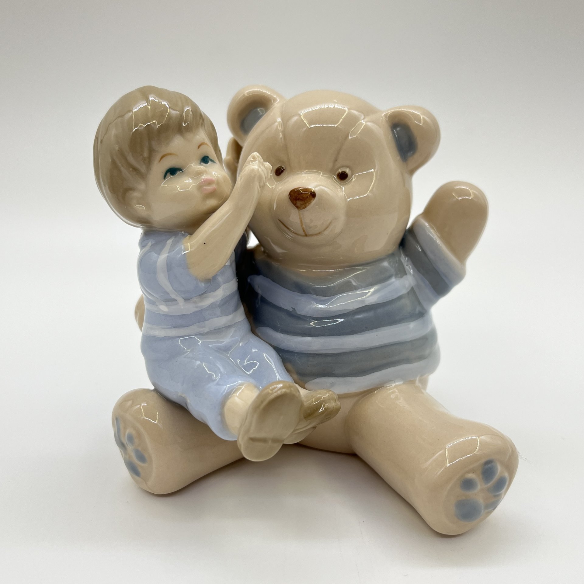 Статуэтка "Мальчик с медвежонком" Valerio Sole, керамика, Италия, 2025 г.