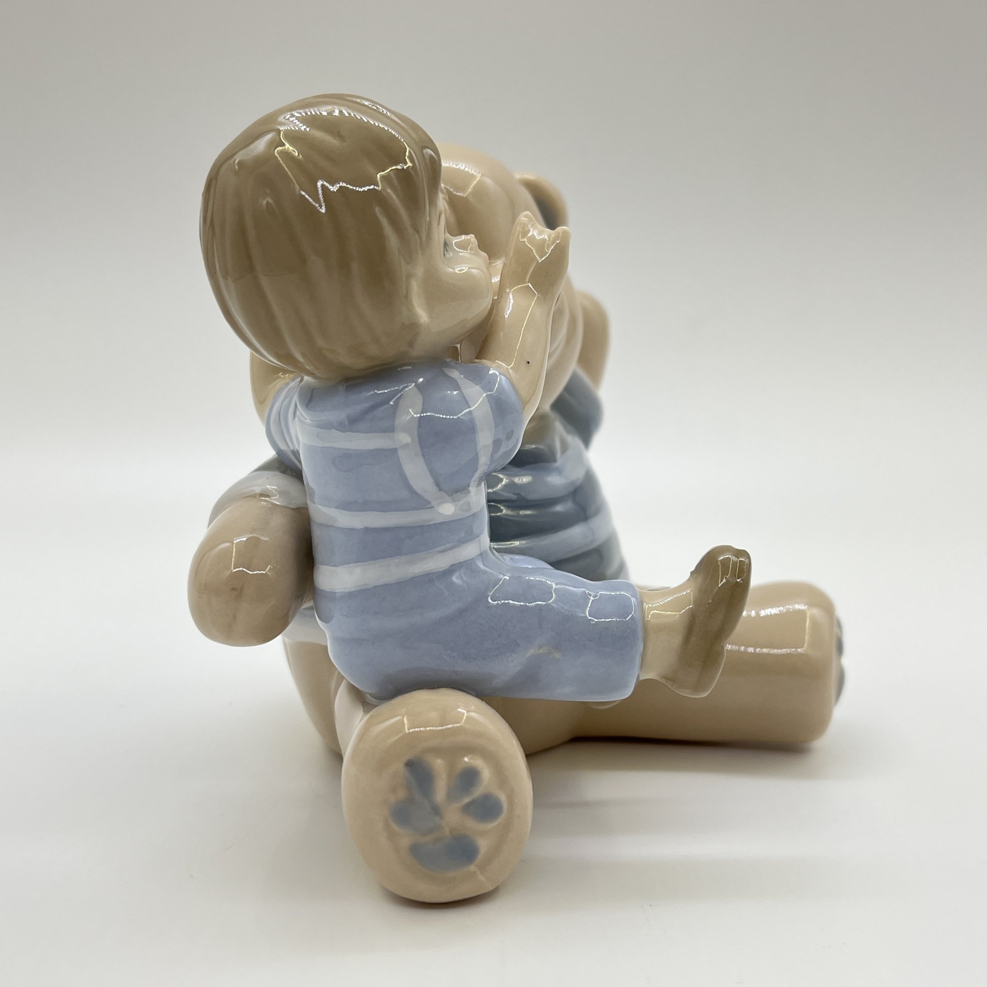 Статуэтка "Мальчик с медвежонком" Valerio Sole, керамика, Италия, 2025 г.