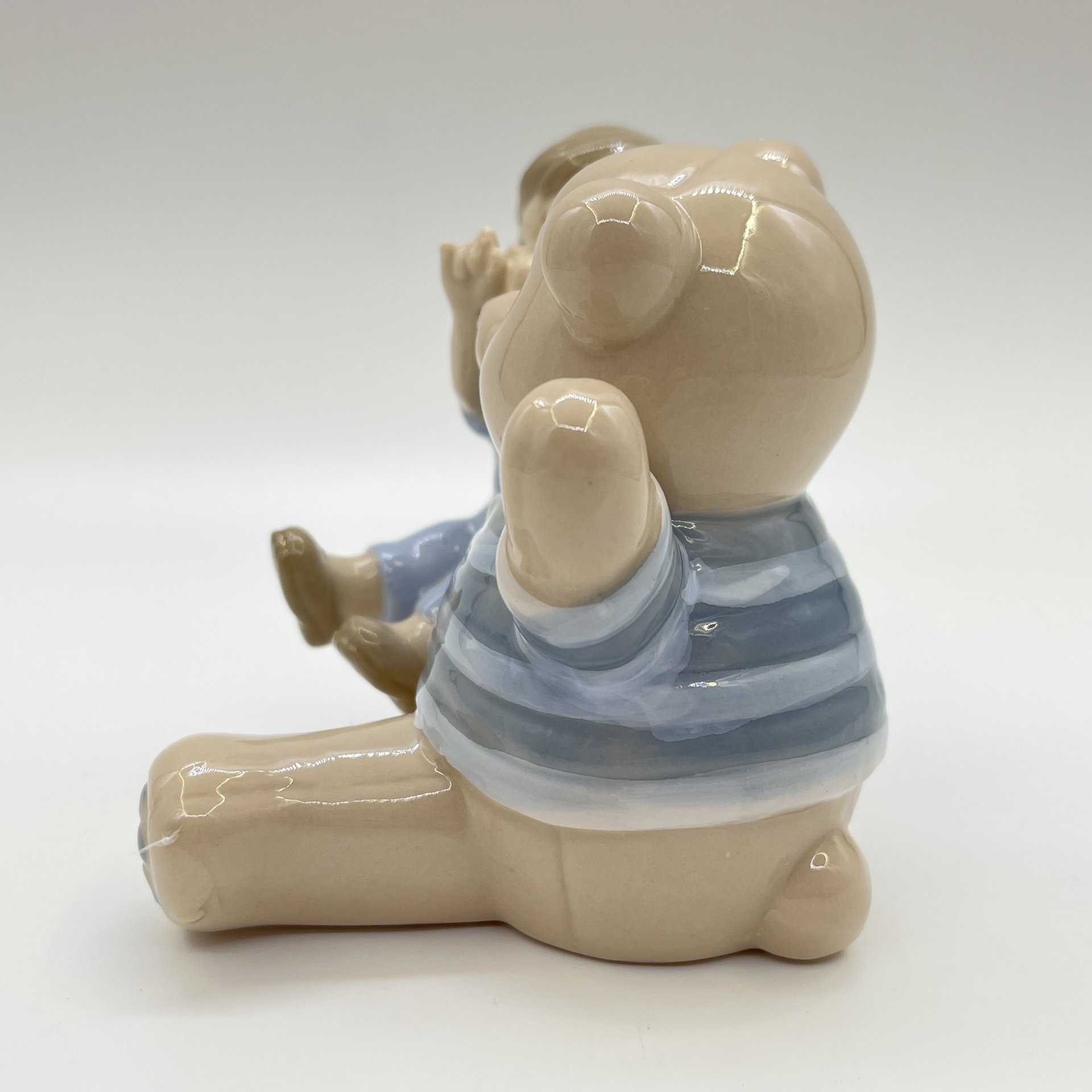 Статуэтка "Мальчик с медвежонком" Valerio Sole, керамика, Италия, 2025 г.