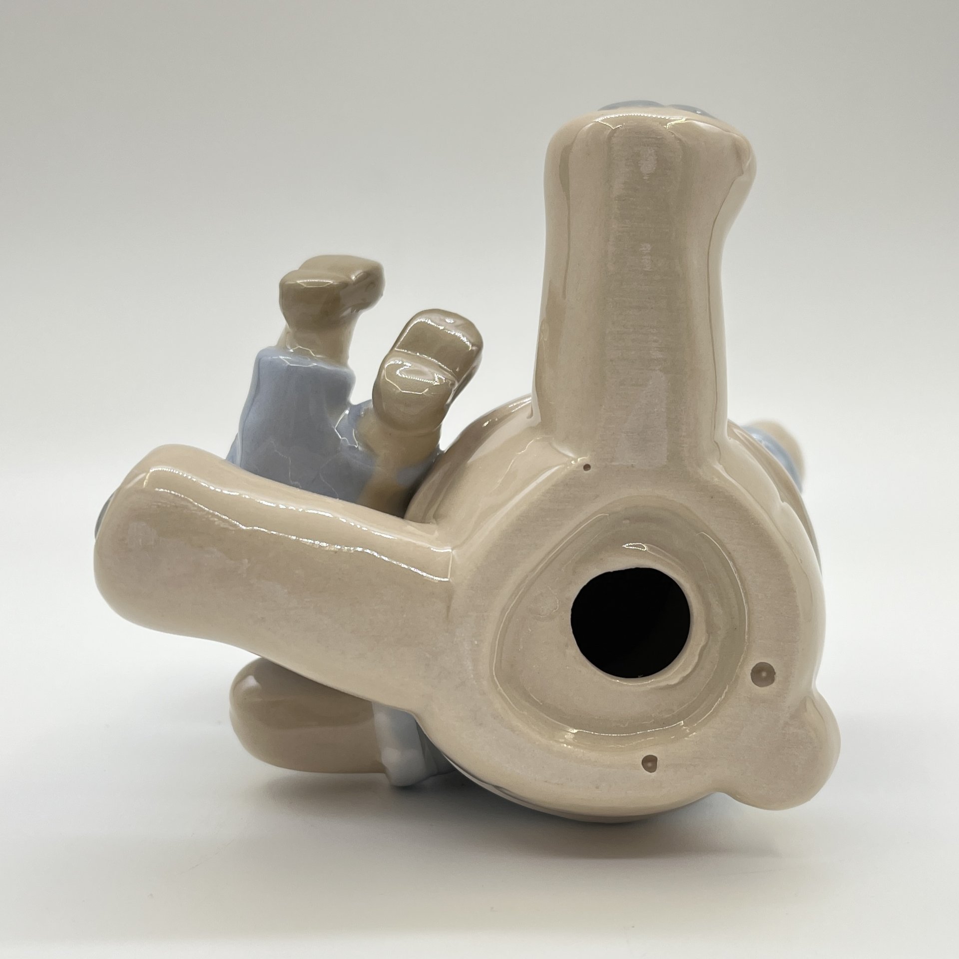 Статуэтка "Мальчик с медвежонком" Valerio Sole, керамика, Италия, 2025 г.