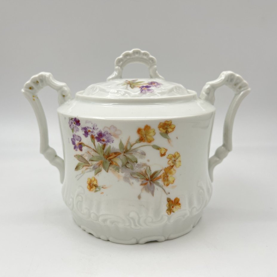 Сахарница, украшенная цветочным декором