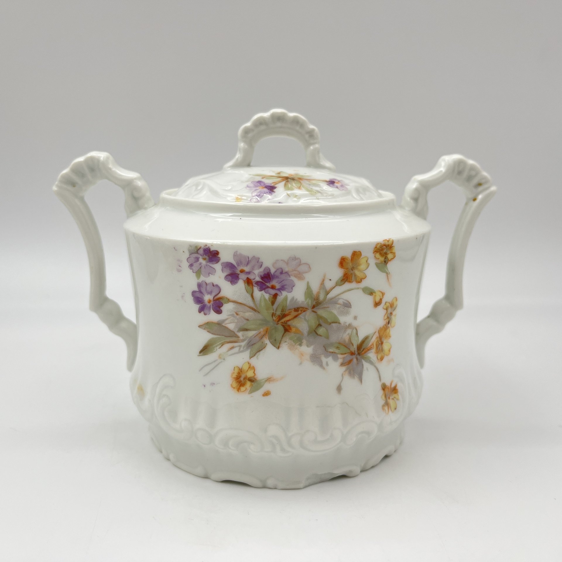 Сахарница, украшенная цветочным декором