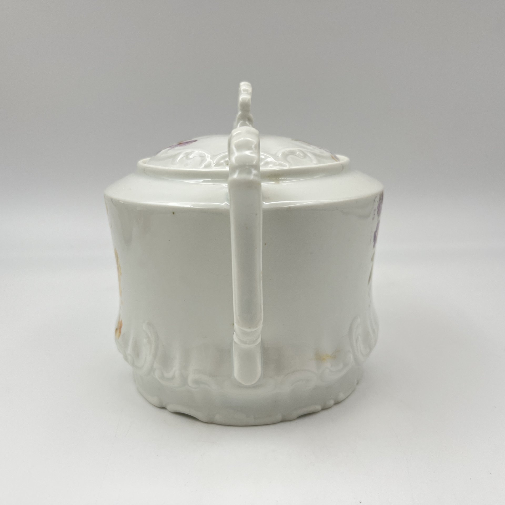 Сахарница, украшенная цветочным декором