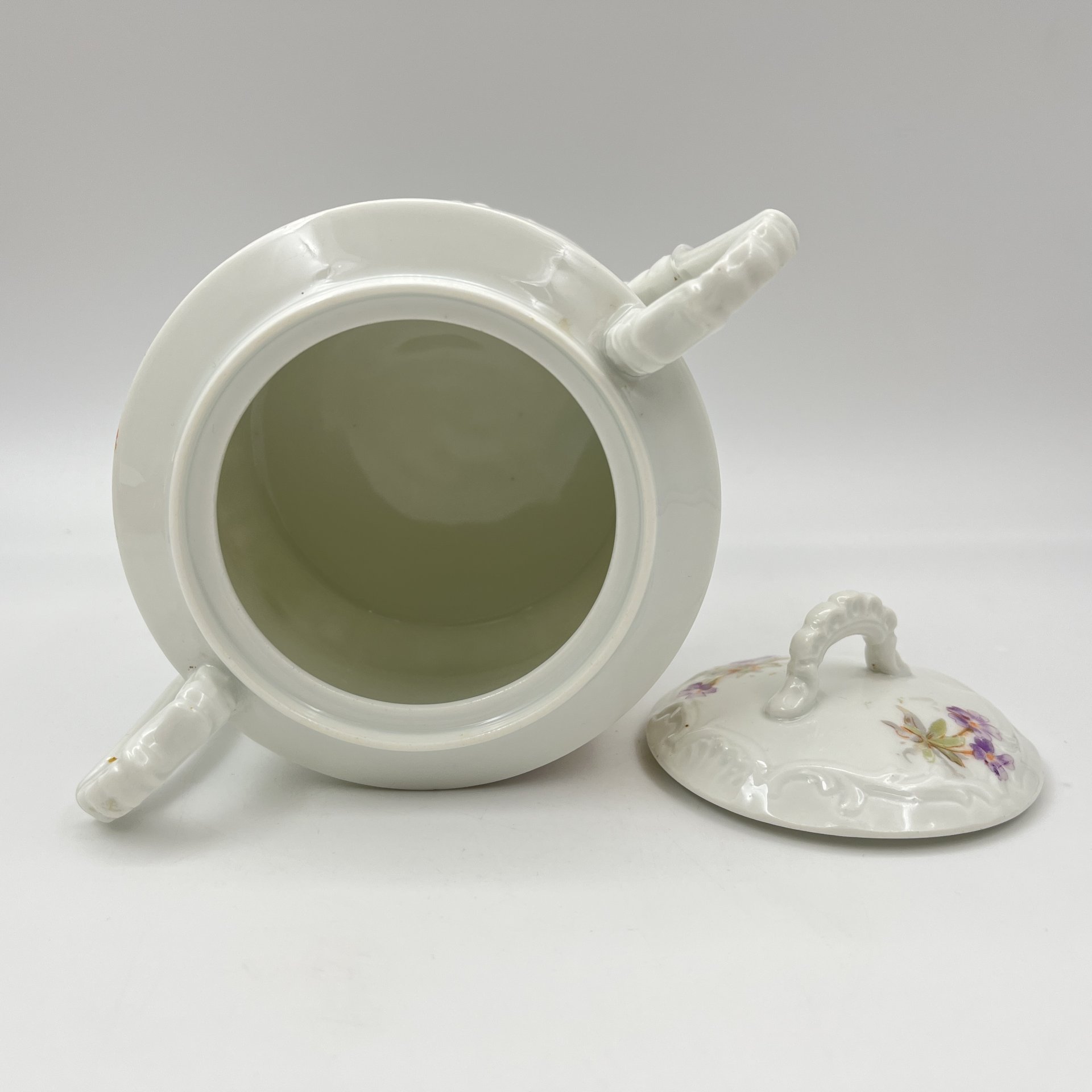 Сахарница, украшенная цветочным декором