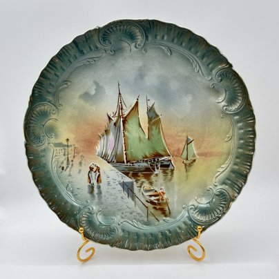 Блюдо декоративное круглой формы, украшенное рокайлями и морским пейзажем, St. Amand Hamage, фаянс, деколь, крытье, Франция, 1896-1930 гг.