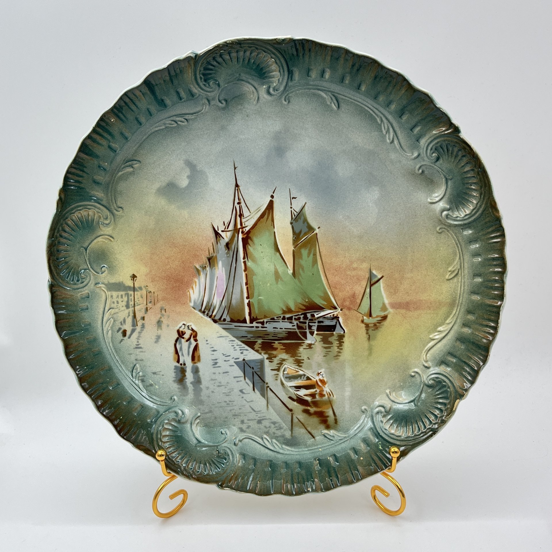 Блюдо декоративное круглой формы, украшенное рокайлями и морским пейзажем, St. Amand Hamage, фаянс, деколь, крытье, Франция, 1896-1930 гг.