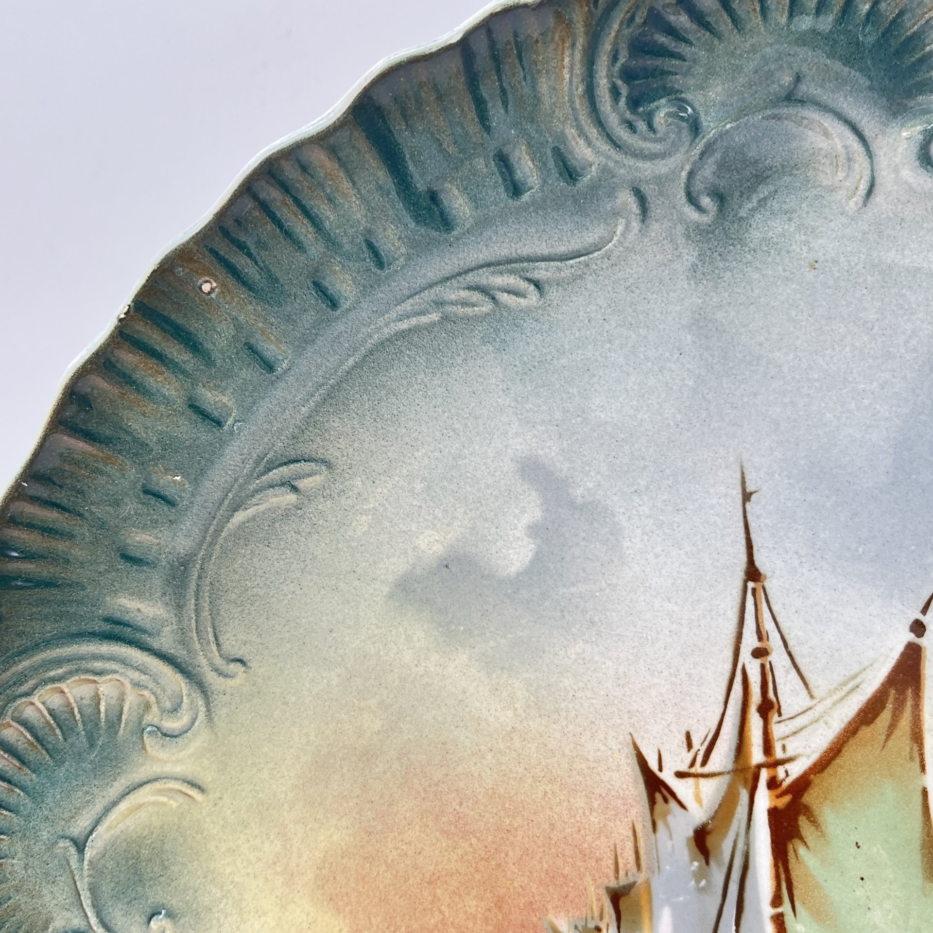 Блюдо декоративное круглой формы, украшенное рокайлями и морским пейзажем, St. Amand Hamage, фаянс, деколь, крытье, Франция, 1896-1930 гг.