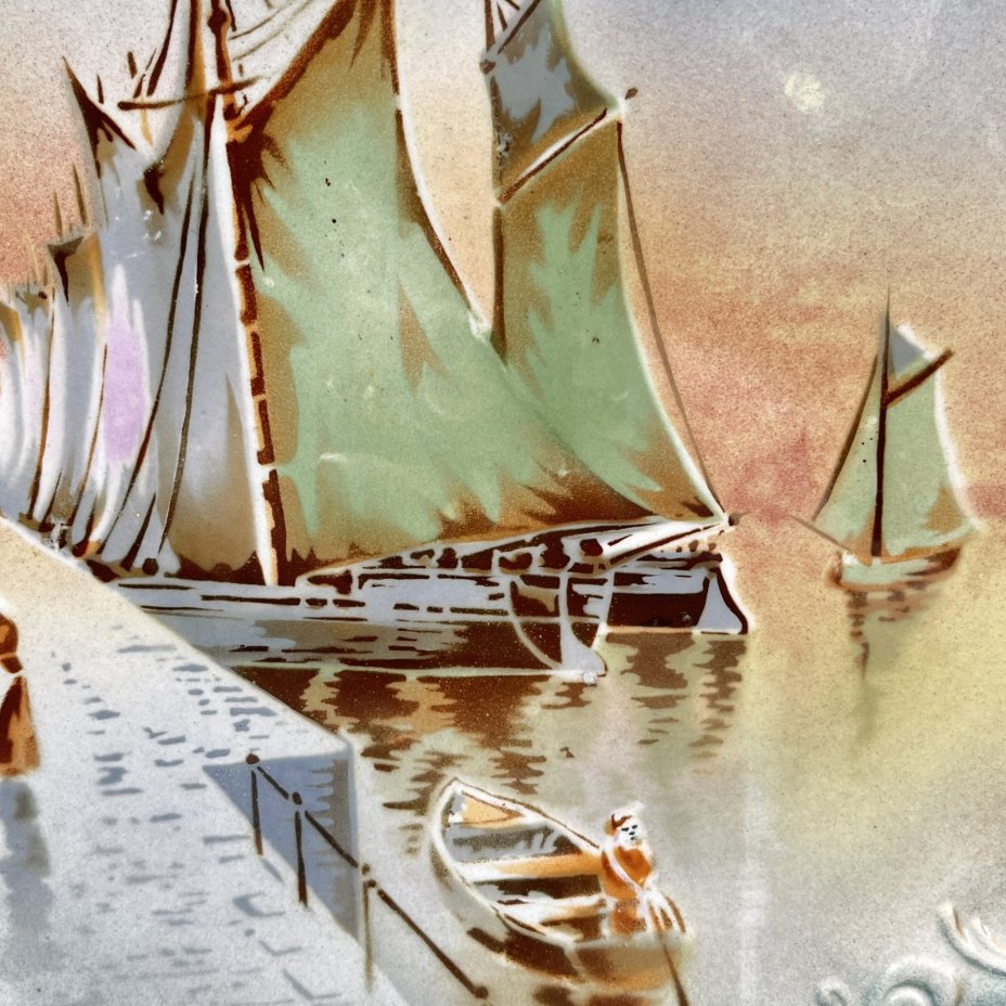 Блюдо декоративное круглой формы, украшенное рокайлями и морским пейзажем, St. Amand Hamage