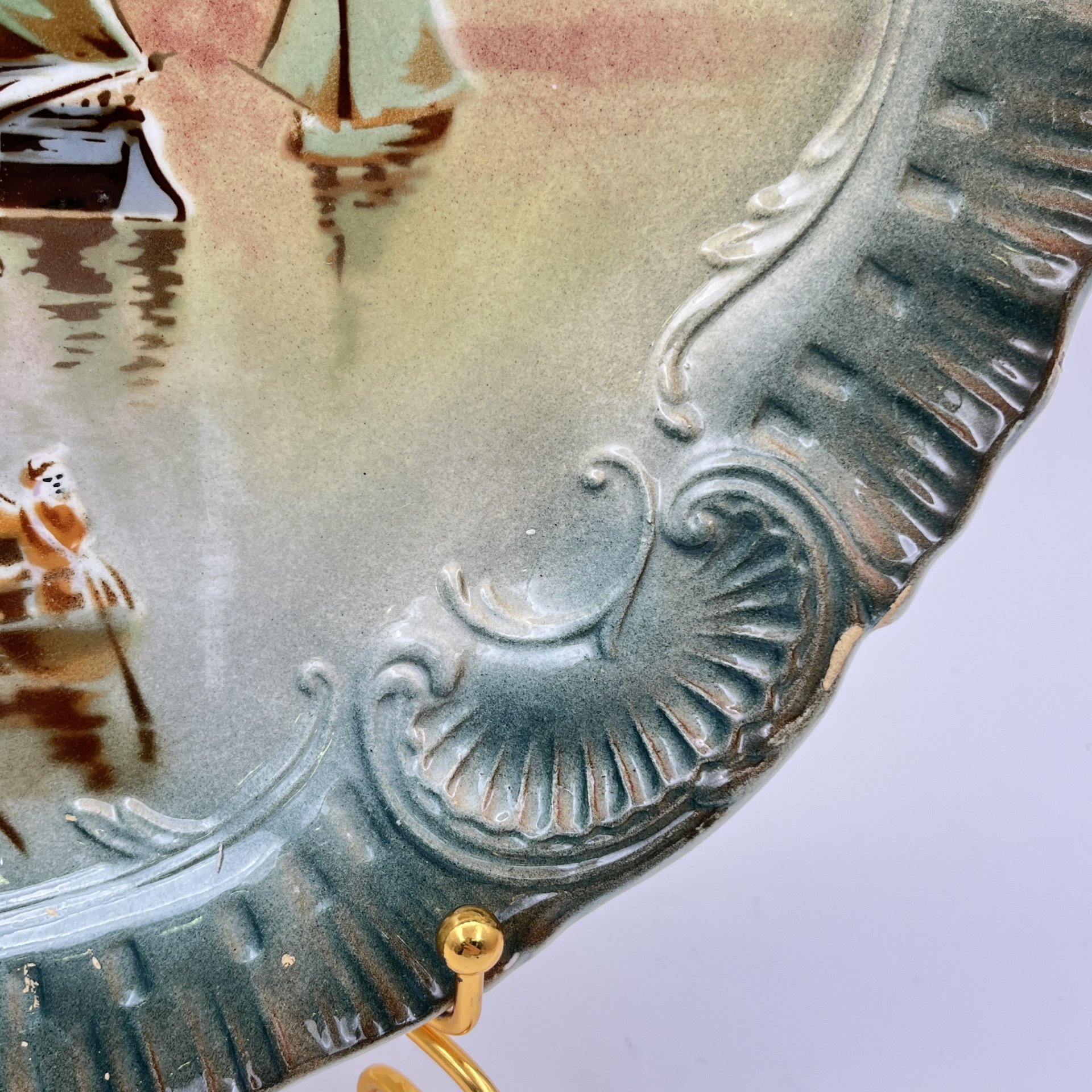 Блюдо декоративное круглой формы, украшенное рокайлями и морским пейзажем, St. Amand Hamage, фаянс, деколь, крытье, Франция, 1896-1930 гг.