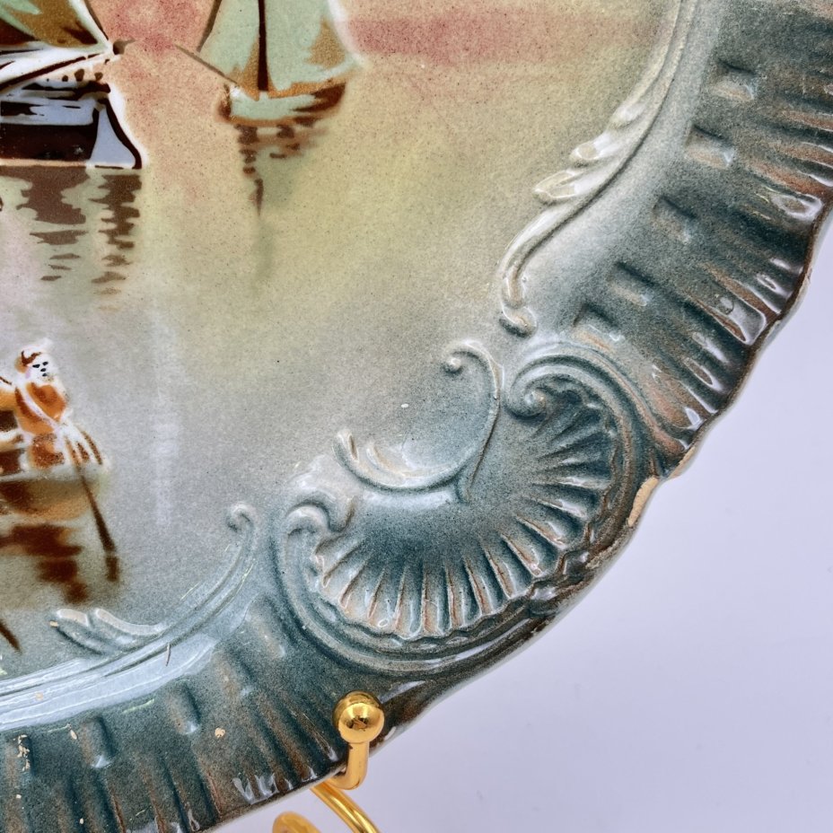 Блюдо декоративное круглой формы, украшенное рокайлями и морским пейзажем, St. Amand Hamage