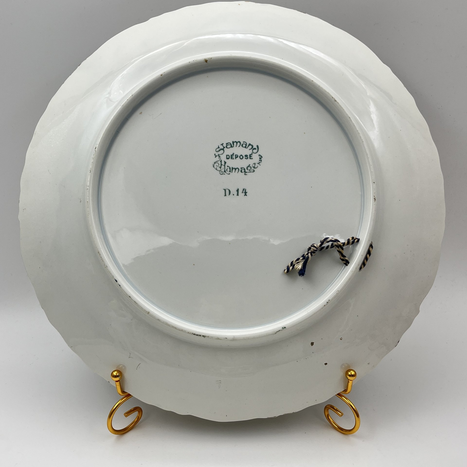 Блюдо декоративное круглой формы, украшенное рокайлями и морским пейзажем, St. Amand Hamage, фаянс, деколь, крытье, Франция, 1896-1930 гг.