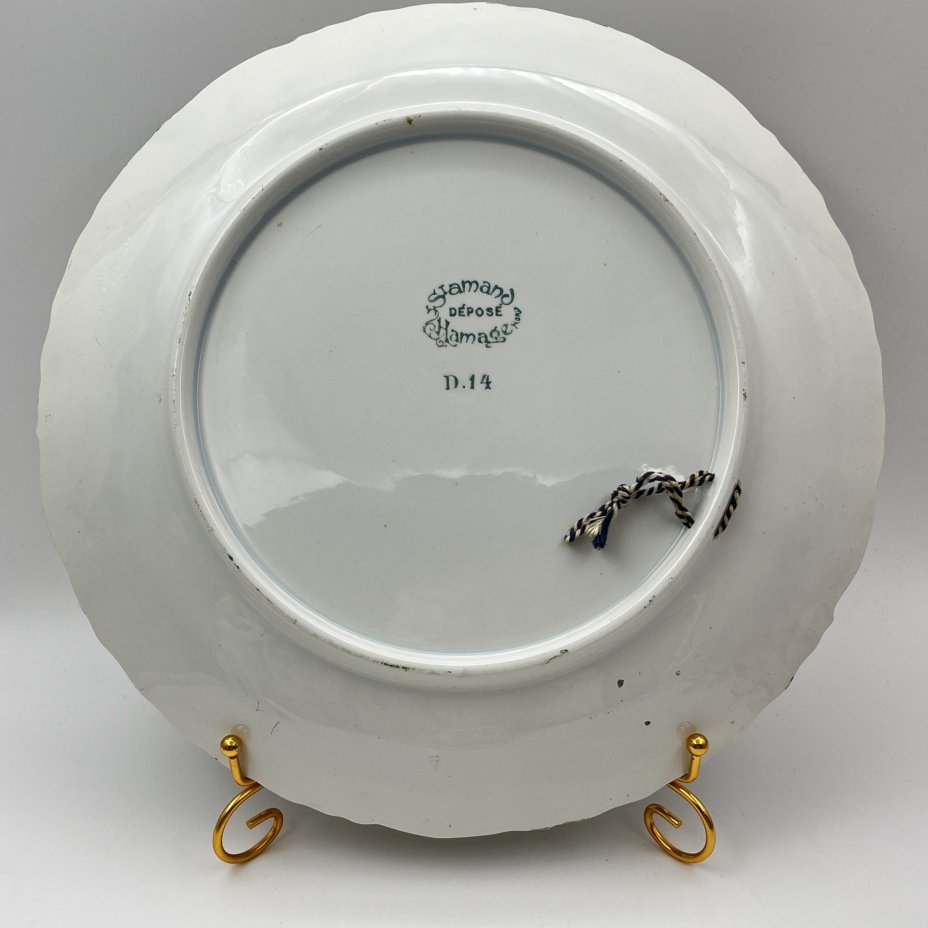 Блюдо декоративное круглой формы, украшенное рокайлями и морским пейзажем, St. Amand Hamage