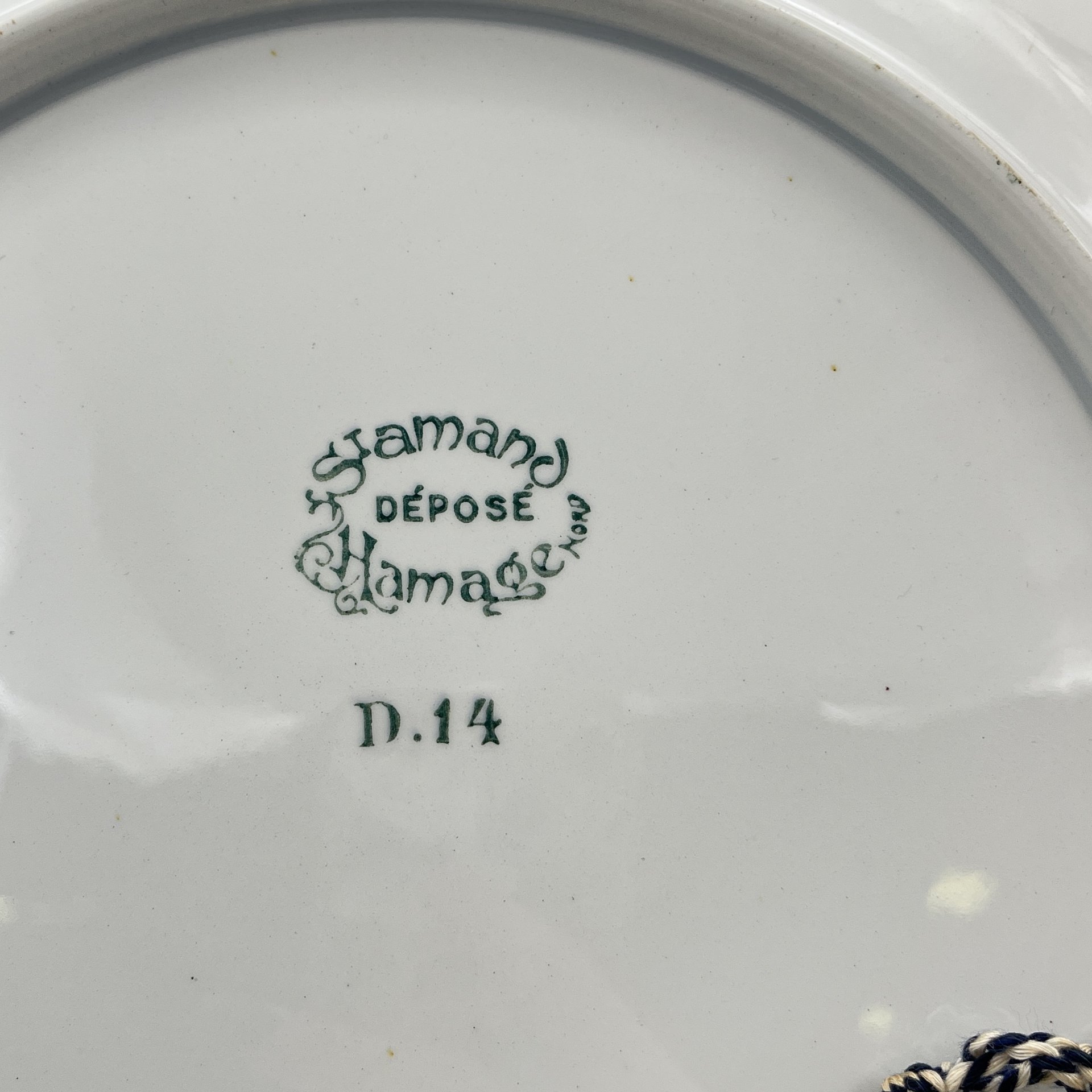 Блюдо декоративное круглой формы, украшенное рокайлями и морским пейзажем, St. Amand Hamage, фаянс, деколь, крытье, Франция, 1896-1930 гг.