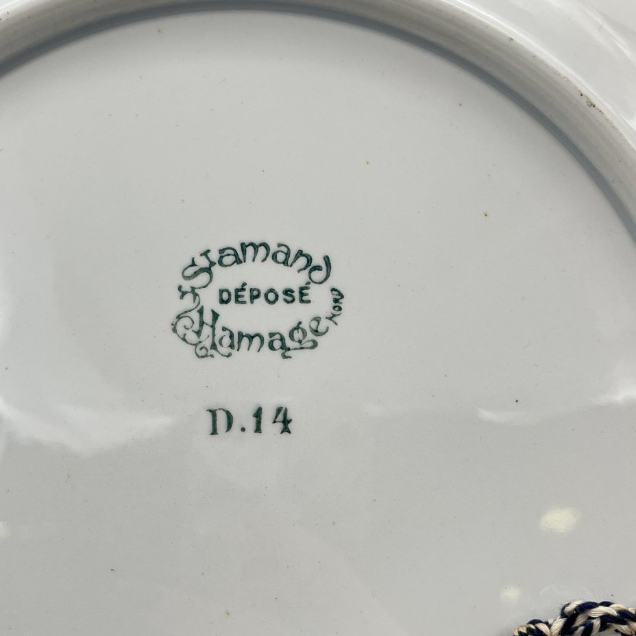 Блюдо декоративное круглой формы, украшенное рокайлями и морским пейзажем, St. Amand Hamage