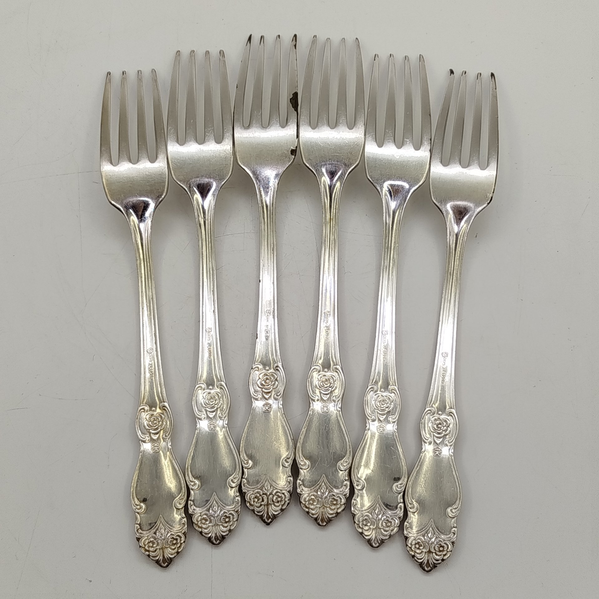 Набор из 6-ти столовых вилок с растительным декором, мНЦ (медь-никель-цинк), Кольчугинский завод цветных металлов, СССР, 1960-1980 гг.