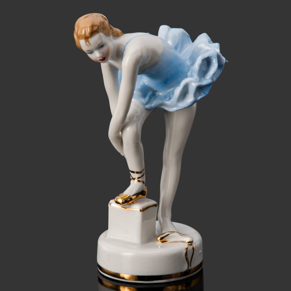 Статуэтка "Юная балерина", автор Н.А. Малышева, фарфор, роспись, золочение, Дулевский фарфоровый завод (Дулёво), СССР, 1966 г.