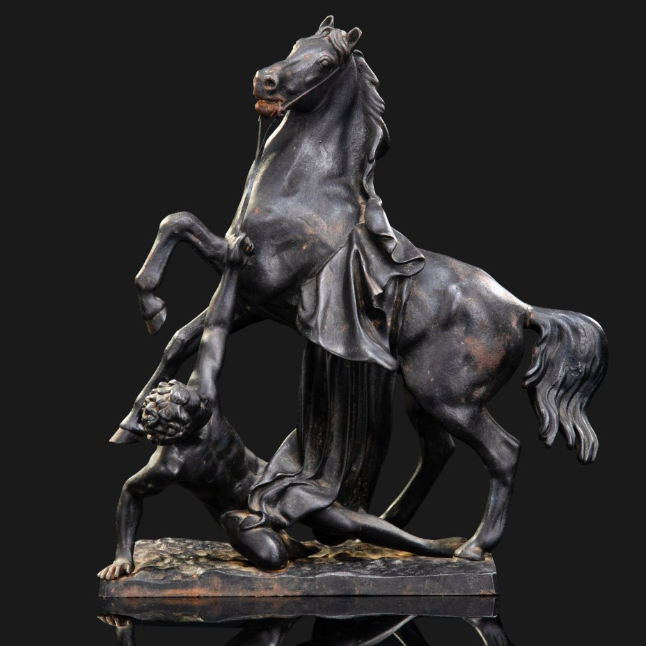 Скульптура "Конь с упавшим всадником", мастер А. Быков (по модели П.К. Клодта, уменьшенная копия скульптуры из "Укрощение коня" для Аничкова моста), чугун, крашение, Кусинский чугунолитейный завод (Куса), СССР, 1957 г.